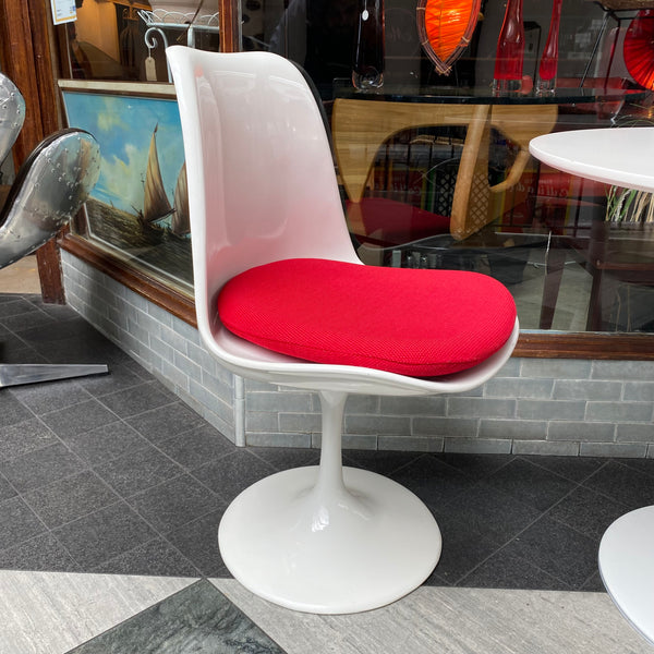 Eero Saarinen Tulip table & chairs