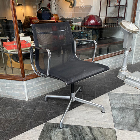 Charles Eames classic mesh office chair