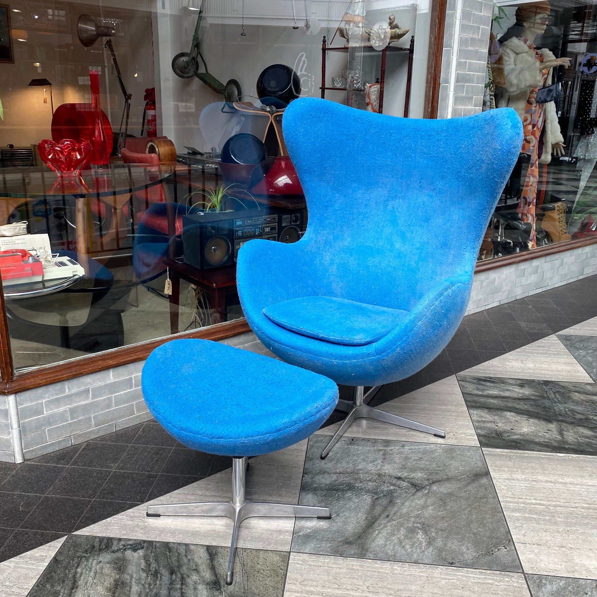 Arne Jacobsen egg chair & ottoman