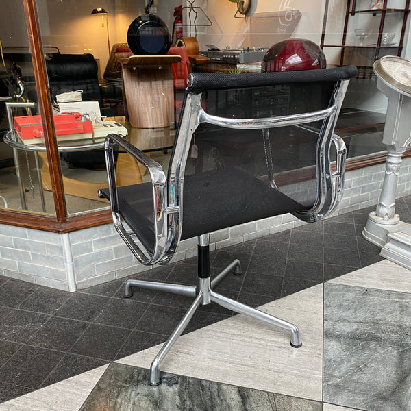 Charles Eames classic mesh office chair
