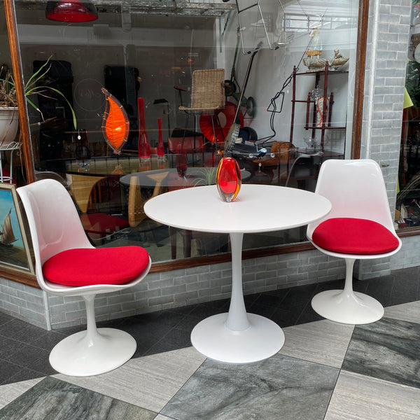 Eero Saarinen Tulip table & chairs
