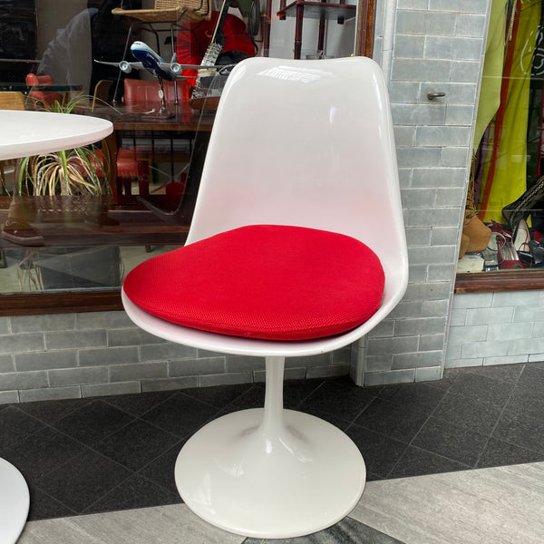 Eero Saarinen Tulip table & chairs