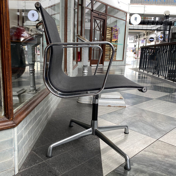 Charles Eames classic mesh office chair