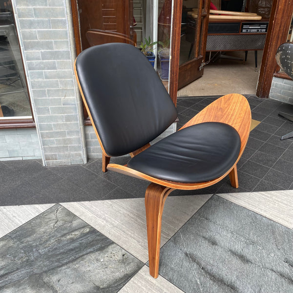 Hans Wegner shell chair