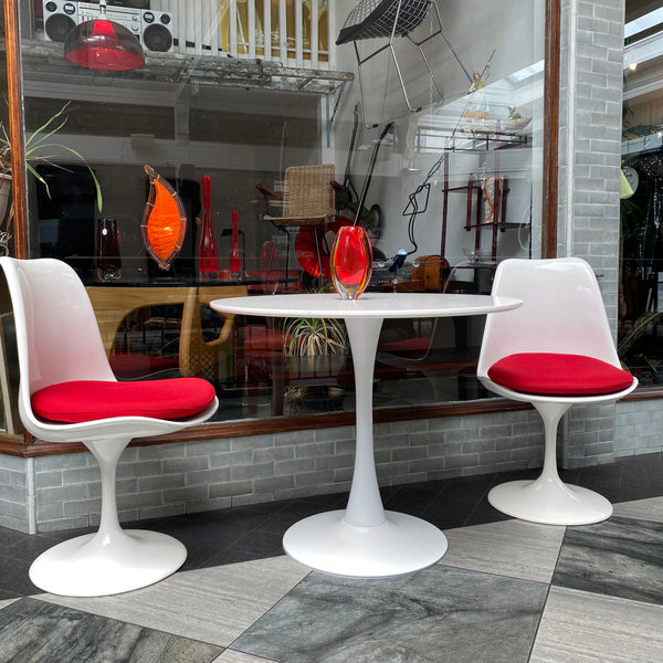 Eero Saarinen Tulip table & chairs
